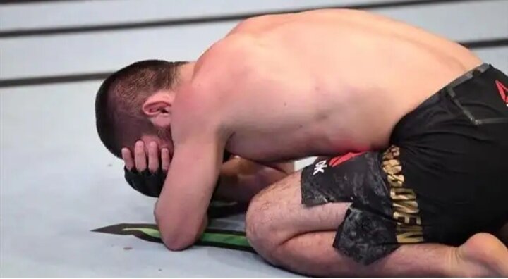 UFC 254. Чемпион UFC в легком весе Хабиб Нурмагомедов победил обладателя временного пояса Джастина Гэтжи. 31-летний дагестанский боец ММА выиграл в главном поединке турнира на Бойцовском острове в Абу-Даби, ОАЭ. После боя Хабиб расплакался, вспомнил отца и объявил о завершении карьеры, чтобы больше времени проводить с мамой.