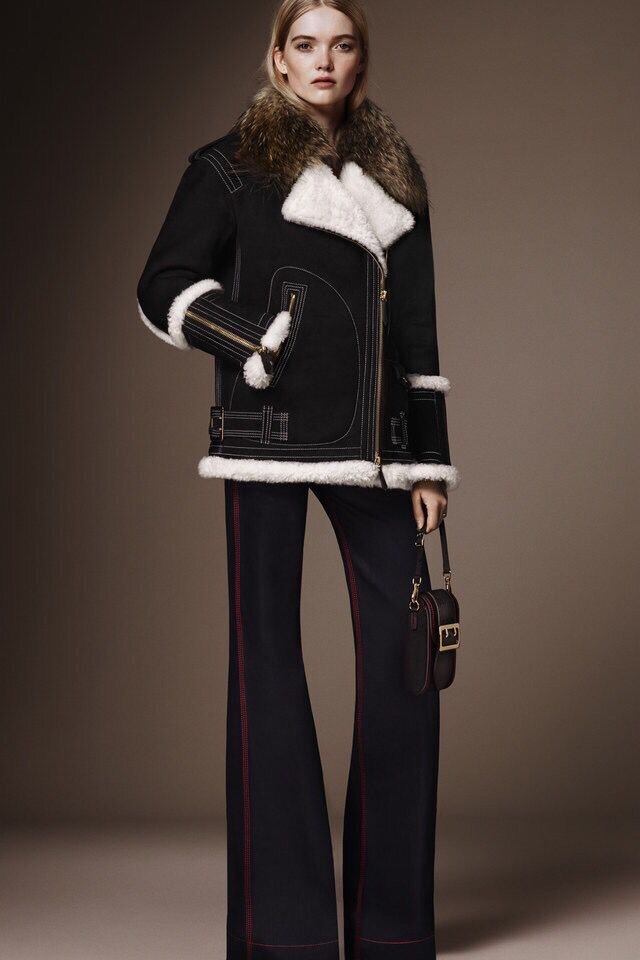 Или же подобный фасон дублёнки с мехом, так же будет выглядеть женственно и стильно.