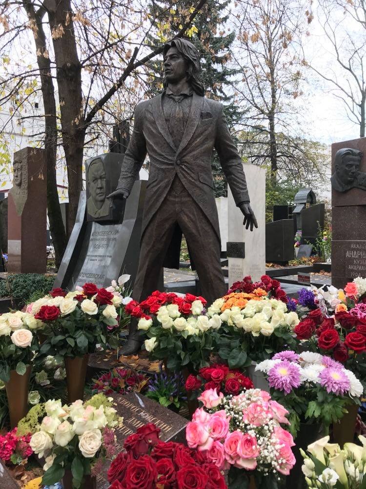 Памятник Дмитрию Хворостовскому