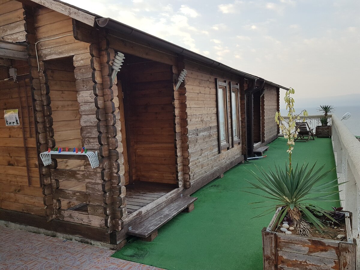 Вот такие два домика для отдыха.