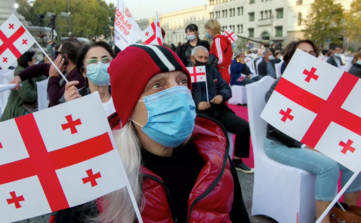 Недовольные результатами выборов, вышли на митинги в Тбилиси. Фото: ria.ru