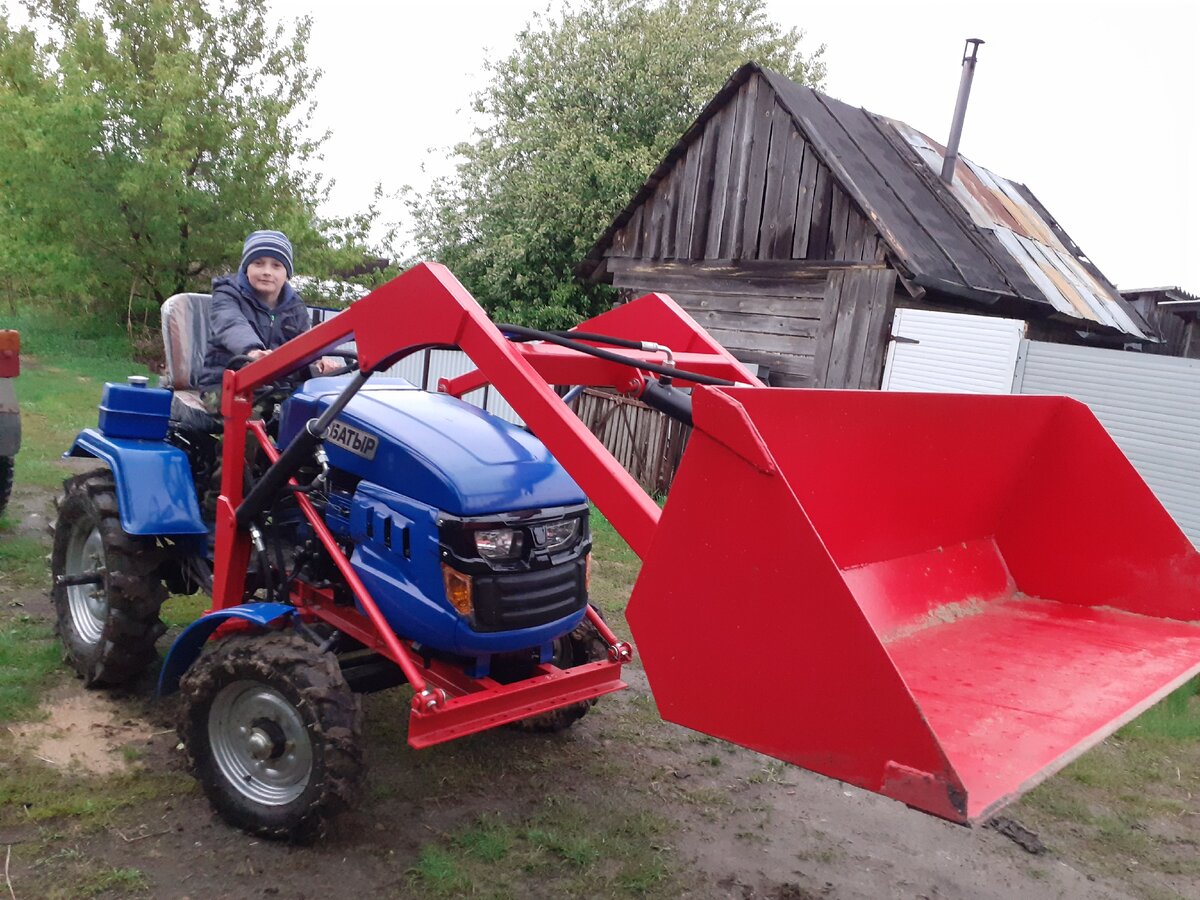 Мини-трактор "Батыр" с установленным фронтальным погрузчиком 
