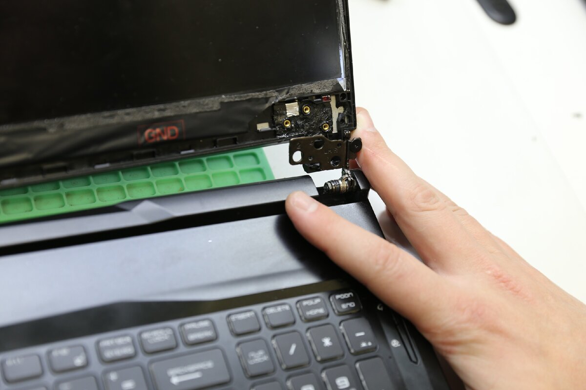 Поврежденная петля крепления крышки ноутбука MSI GL75.