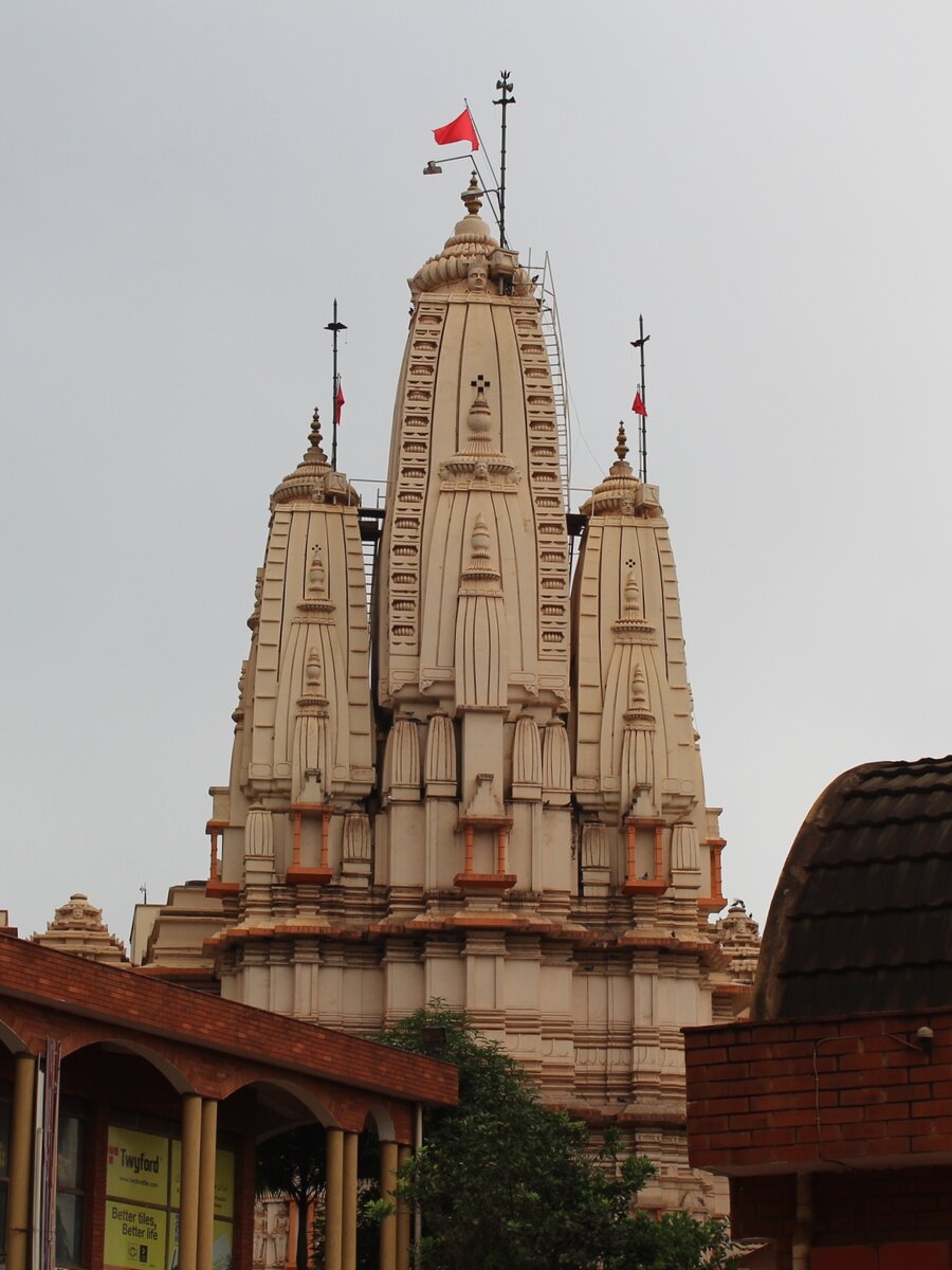 Храм Шивы в Кампале. Листайте вправо