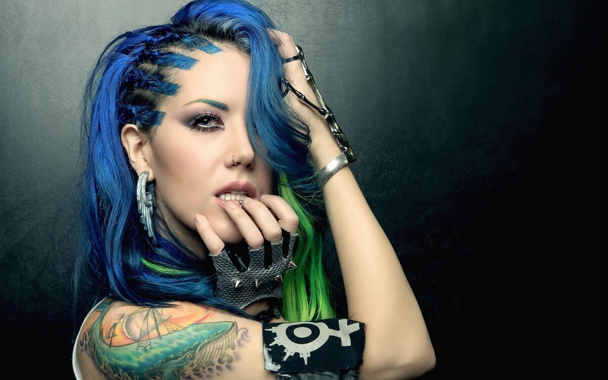 Alissa white gluz the wolf. Алисса Уайт-глаз. Arch Enemy вокалистка. Alice White Gluz. Алисса Уайт глаз Carnifex.