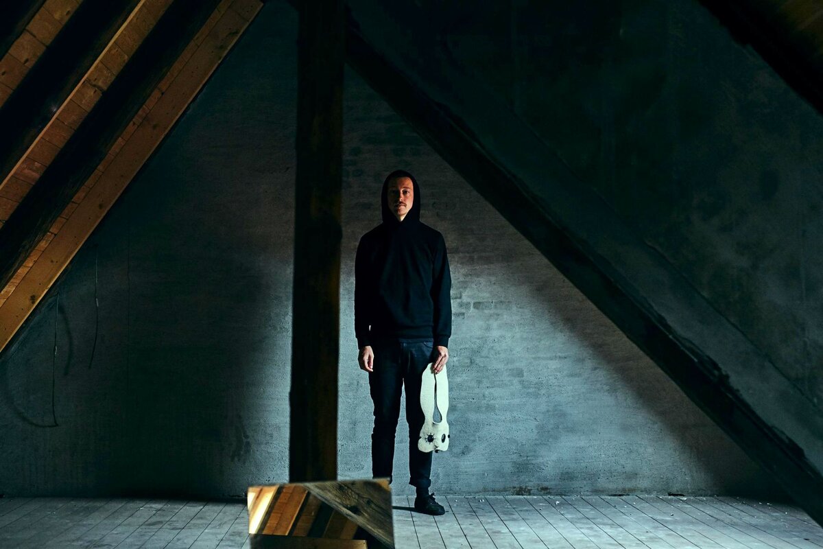 Брайан Батц-вокалист группы  "Sleep Party people" без маски 