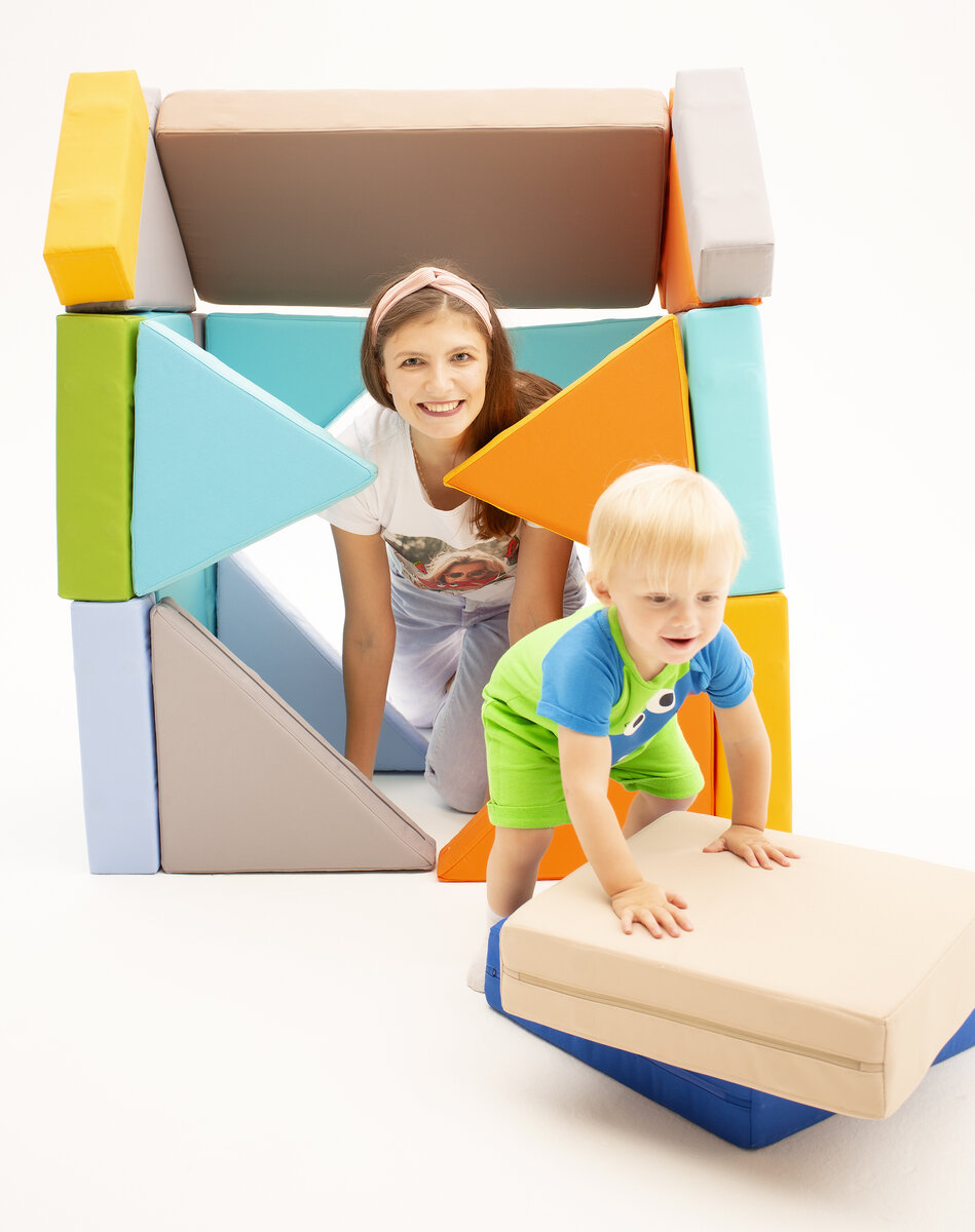 Строение на фото можно построить из элементов гигантского, магнитного конструктора Магматик 