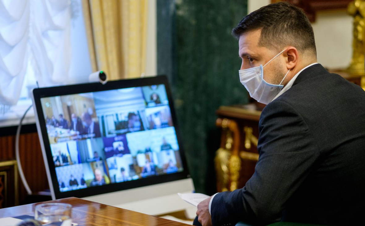 У президента Украины температура 37,5. Он заявил, что чувствует себя хорошо, и пообещал продолжить работу в условиях изоляции. Также COVID-19 заразился министр финансов Украины Сергей Марченко 

