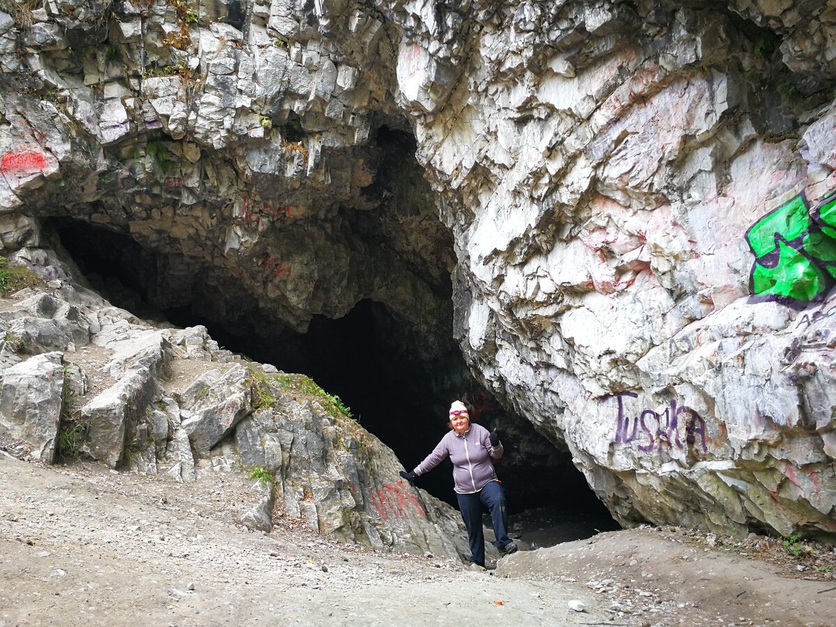 У входа в Сугомакскую пещеру