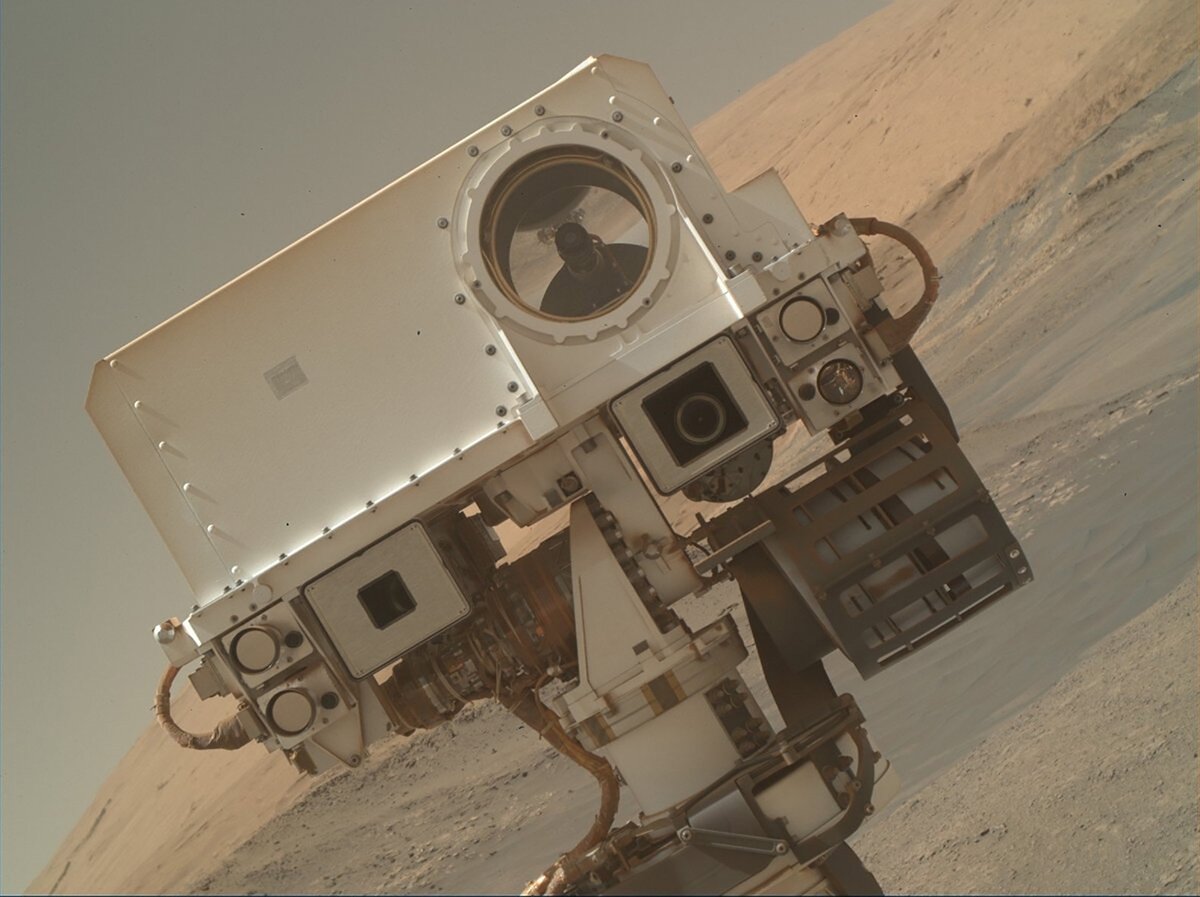 Что такое старость? Марсоход Curiosity сделал селфи, на котором видно как машину потрепала жизнь