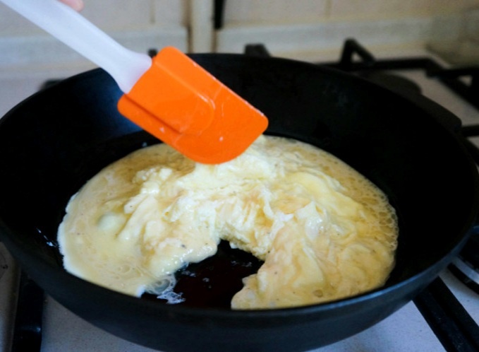 Двигаем смесь лопаткой