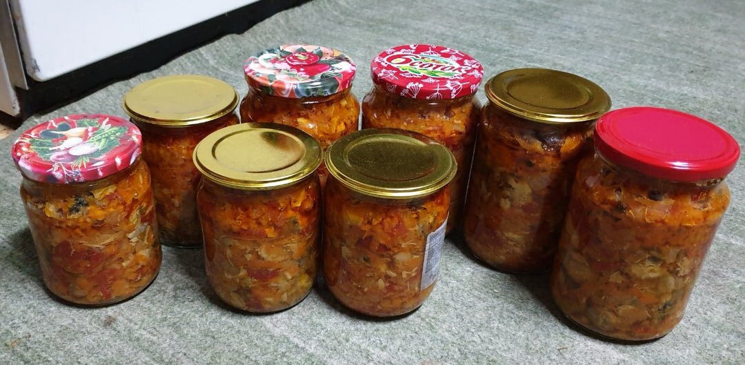 Салатик убрался вот в  столько баночек