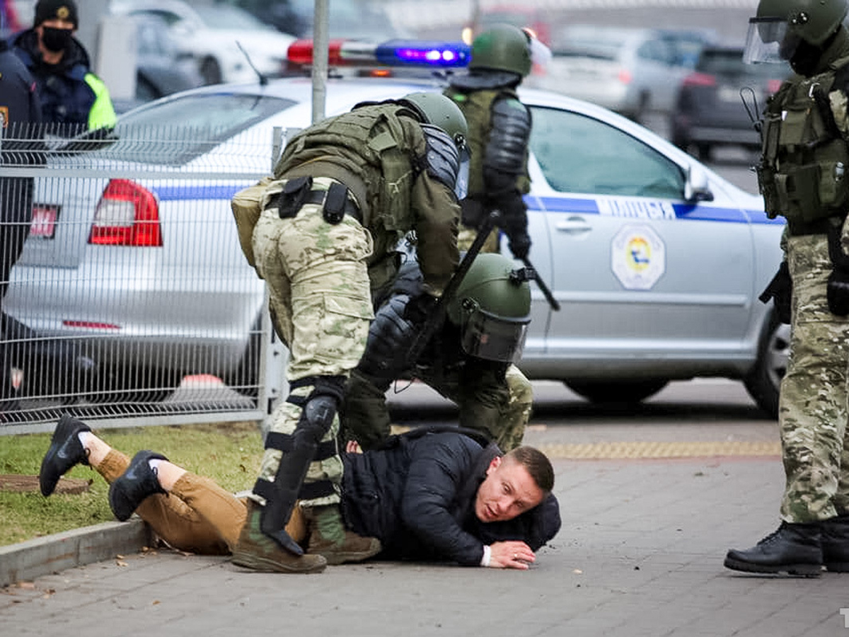 В Сеть попало снятое белорусским силовиком запретное видео из автозака и  погоня (ВИДЕО) | Свежие новости и трейлеры | Дзен