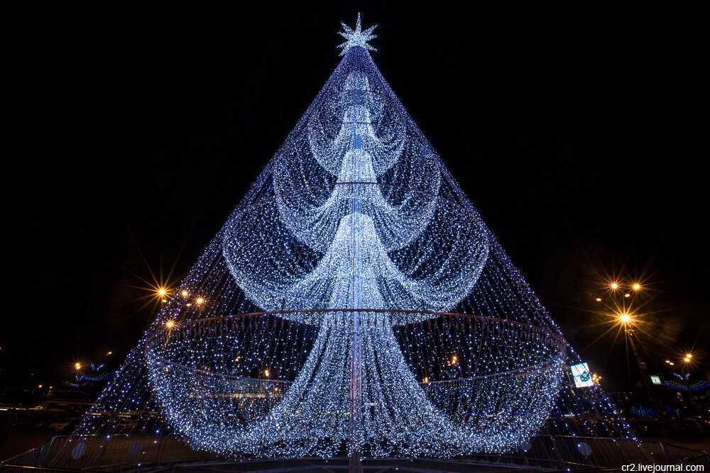 Новогодняя ёлка-2014 у Парка Горького в Москве. Фото автора статьи 