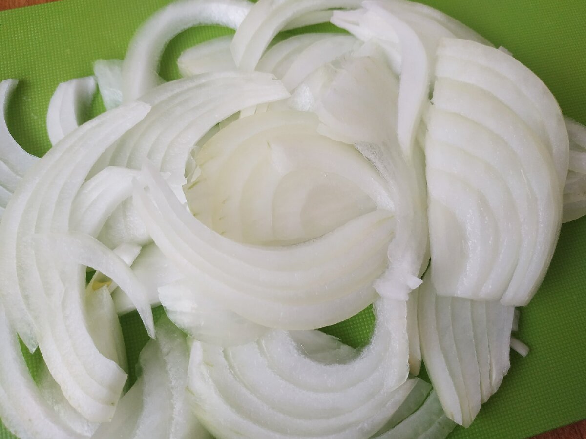 Нарезаем ароматные лук и чеснок