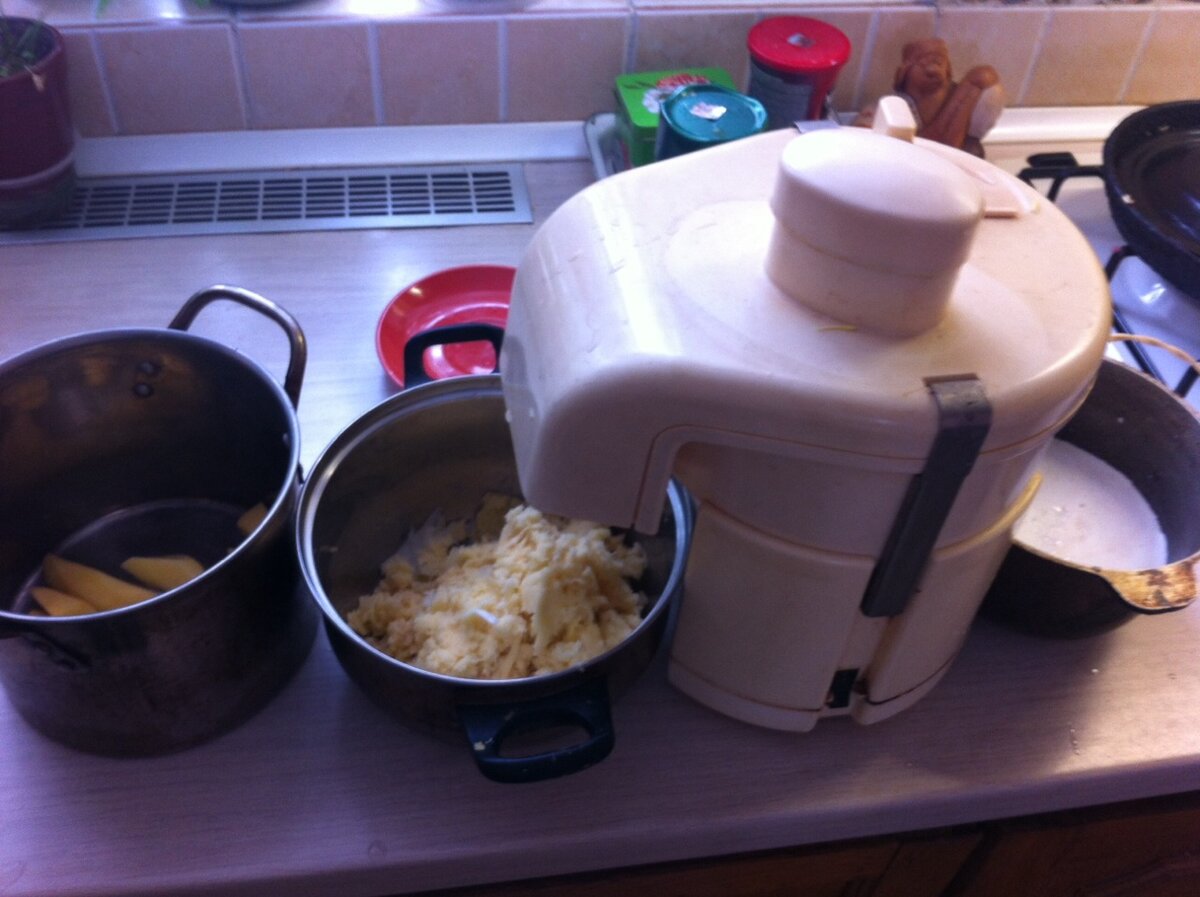 пропускаем картошку через соковыжималку