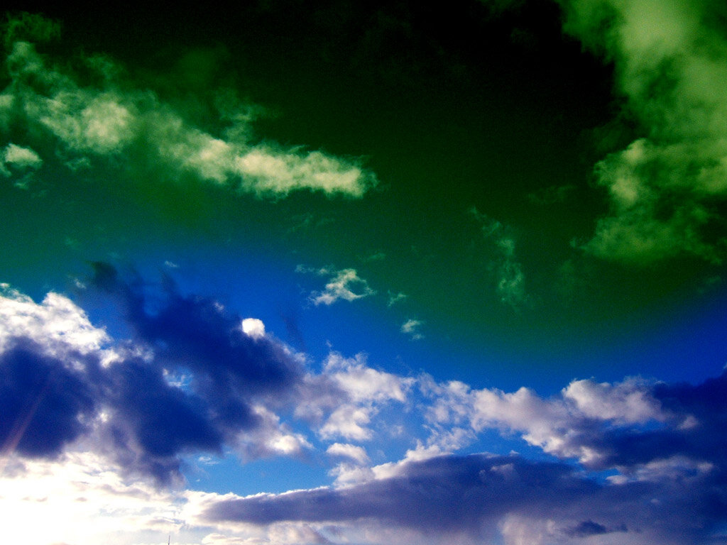 Какого цвета небо. Зеленое небо. Зеленые облака. Сине зеленое небо. Небо зеленого цвета.