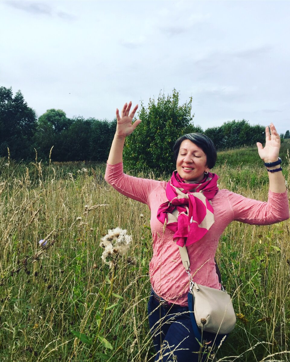 Автор вышел днём в поле без коня и совершает мантру на увеличение показов. Фото из личного архива автора принадлежит автору 