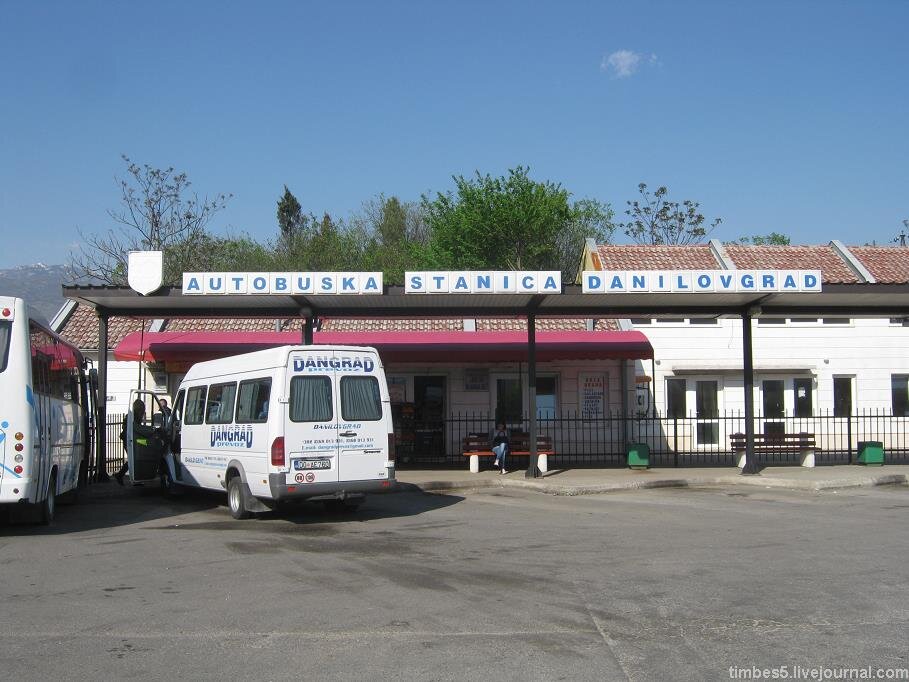 Автовокзал, отделённый от платформы забором, вход на которую - только для пассажиров. Весь маразм ситуации в том, что после установки забора платформа оказалась исчезающе малой и пришлось дополнительно залить ещё метр бетона за изначальным бордюром (=>). 