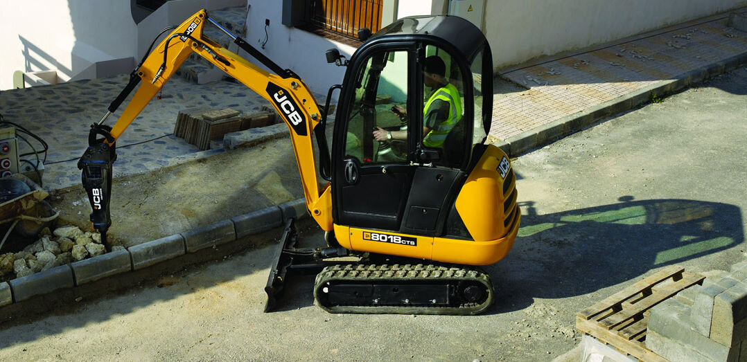 Демонтаж бетонных плит мини-экскаватором