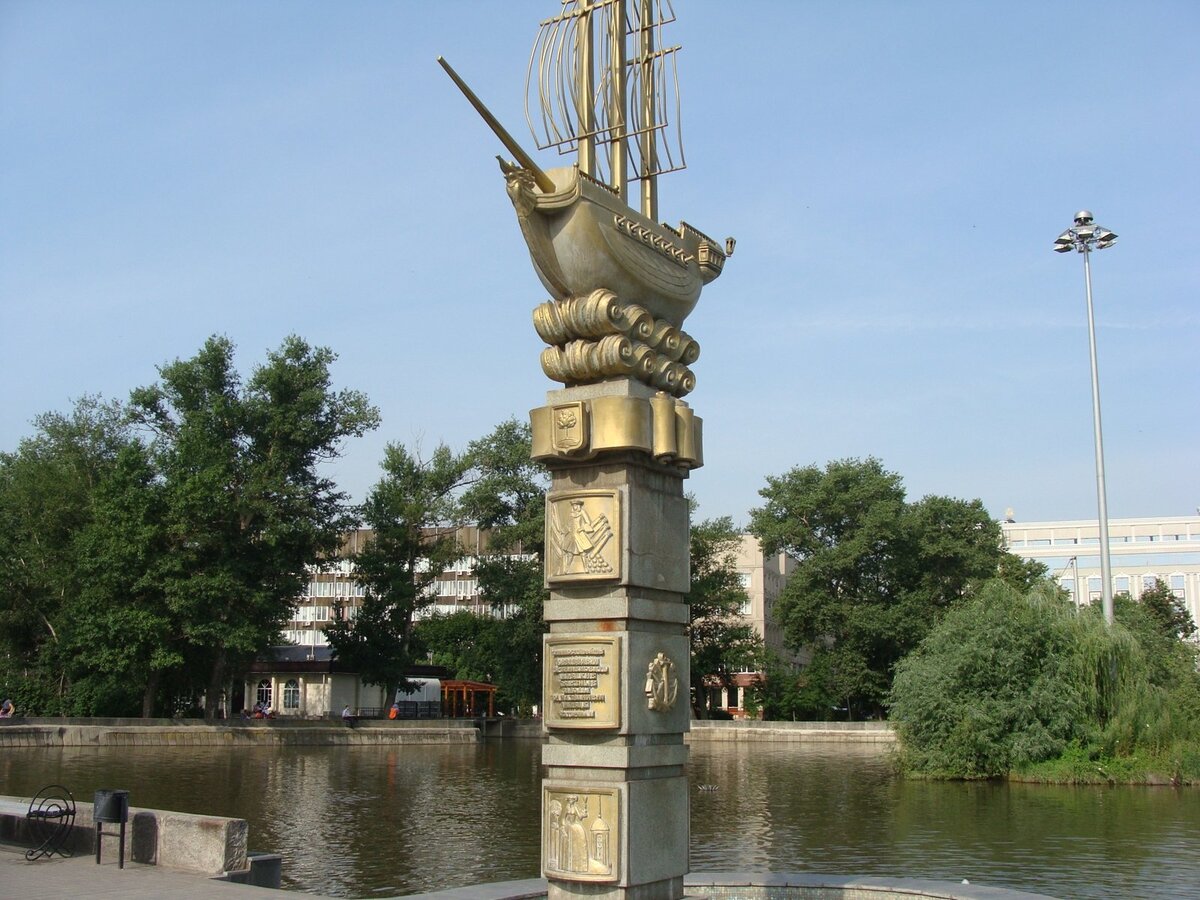 Памятник 300-летия города Липецка