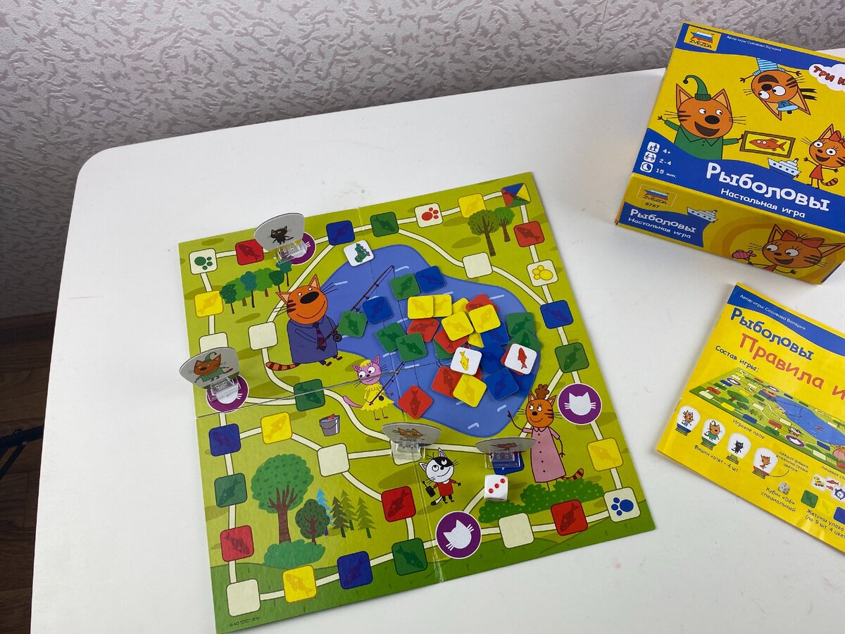 Поле с фишками и фигурками. Фото от Кати :) https://zen.yandex.ru/rastem_vmeste