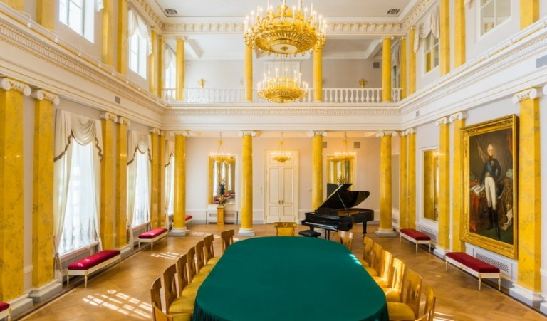 Усадьба Державина, источник: https://excurspb.ru/upload/img-cache/photos/derzh23-1--fwh-768-451.jpg