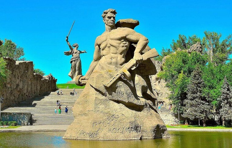 Памятник-ансамбль «Героям Сталинградской битвы» на Мамаевом кургане в Волгограде»