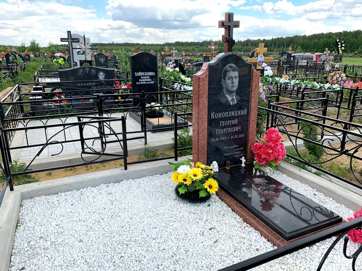 красивые могилы. памятники на кладбище из гранита. красивые памятники из гранита на кладбище фото. элитный памятник из гранита е016. красивые памятники на могилу.