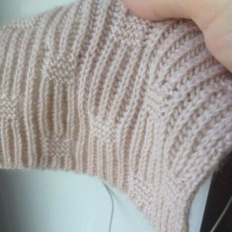 
На схеме приведены только лицевые ряды. Изнаночные вязать по рисунку либо, как указано в условных обозначениях. Раппорт узора 16 петель и 32 ряда. Первый ряд установочный, повторять с 3 по 34 ряды. Начинать с петель перед  раппортом  и закончить петлями после раппорта.