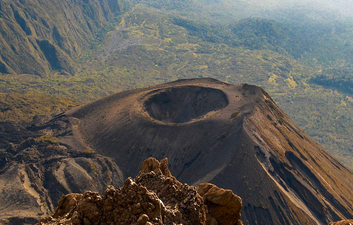 Гора шивлинг в индийских гималаях. Meru гора. Священная гора меру. Гора меру танзания. Гора меру в буддизме.