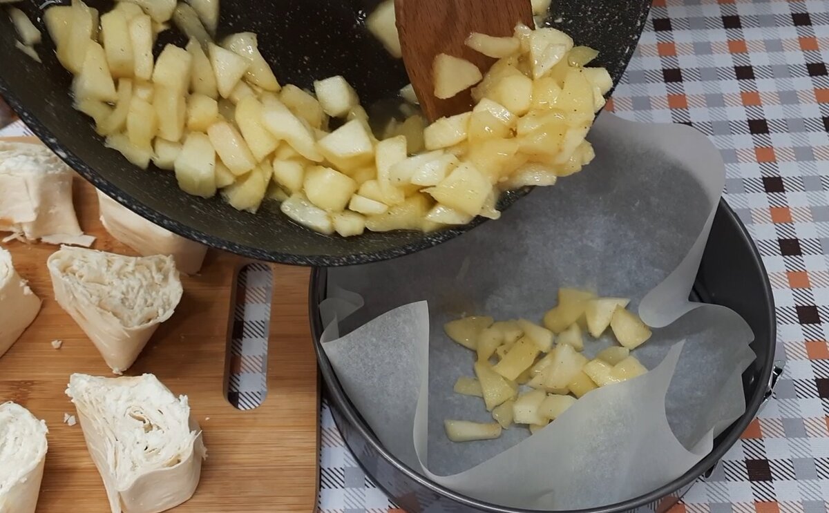 Выпечка из лаваша? Десерт пирог из лаваша с творогом и яблоками.
