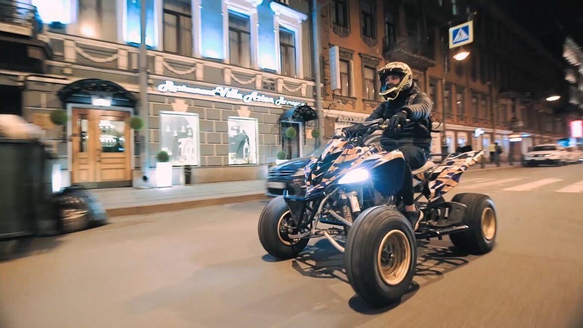 Квадроцикл на дороге