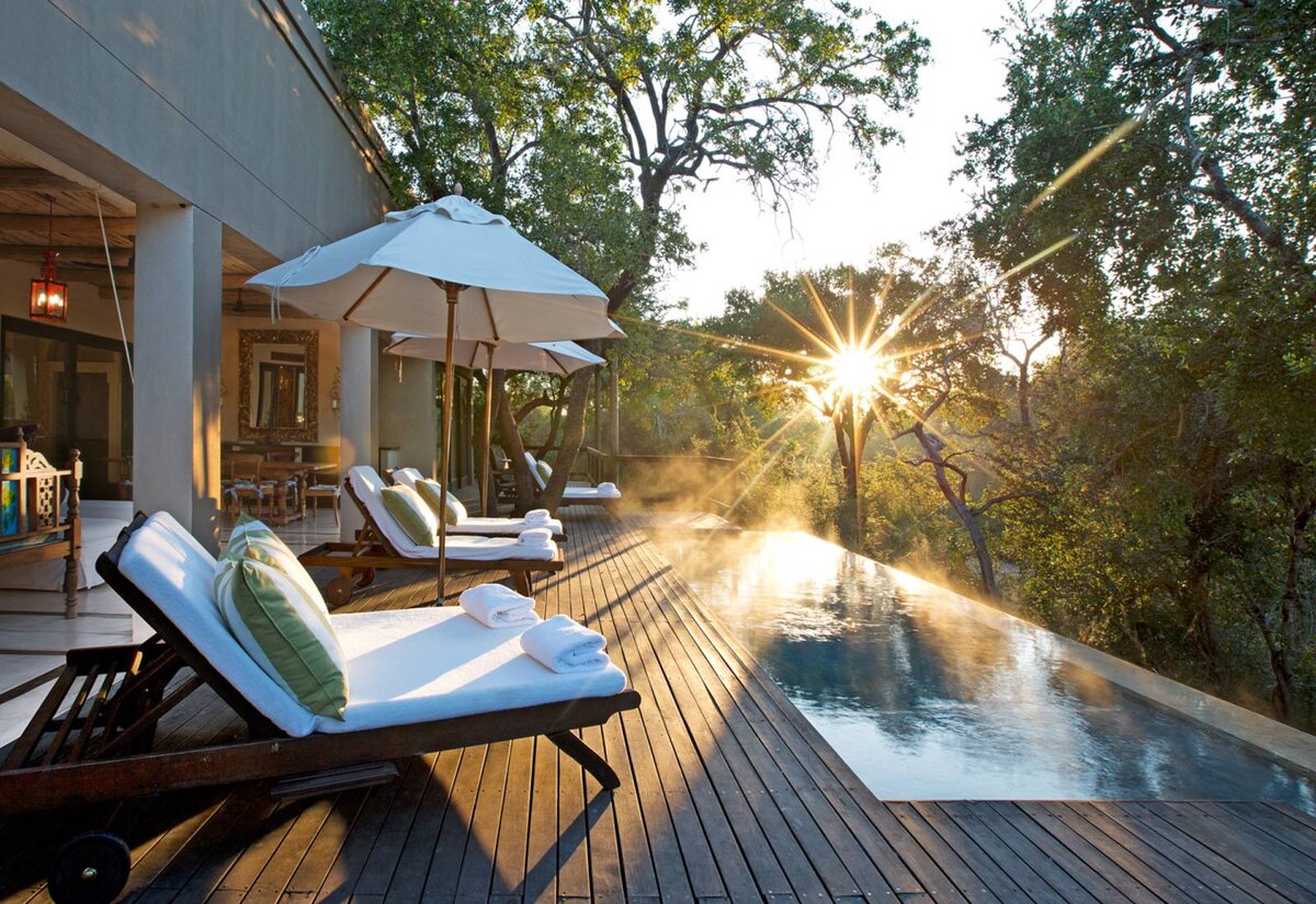Источник фото: https://cdn1.safari.com/media/thumbnails/products/01-royal-malewane-royal-suites.jpg.1920x500_q70_crop-scale.jpg