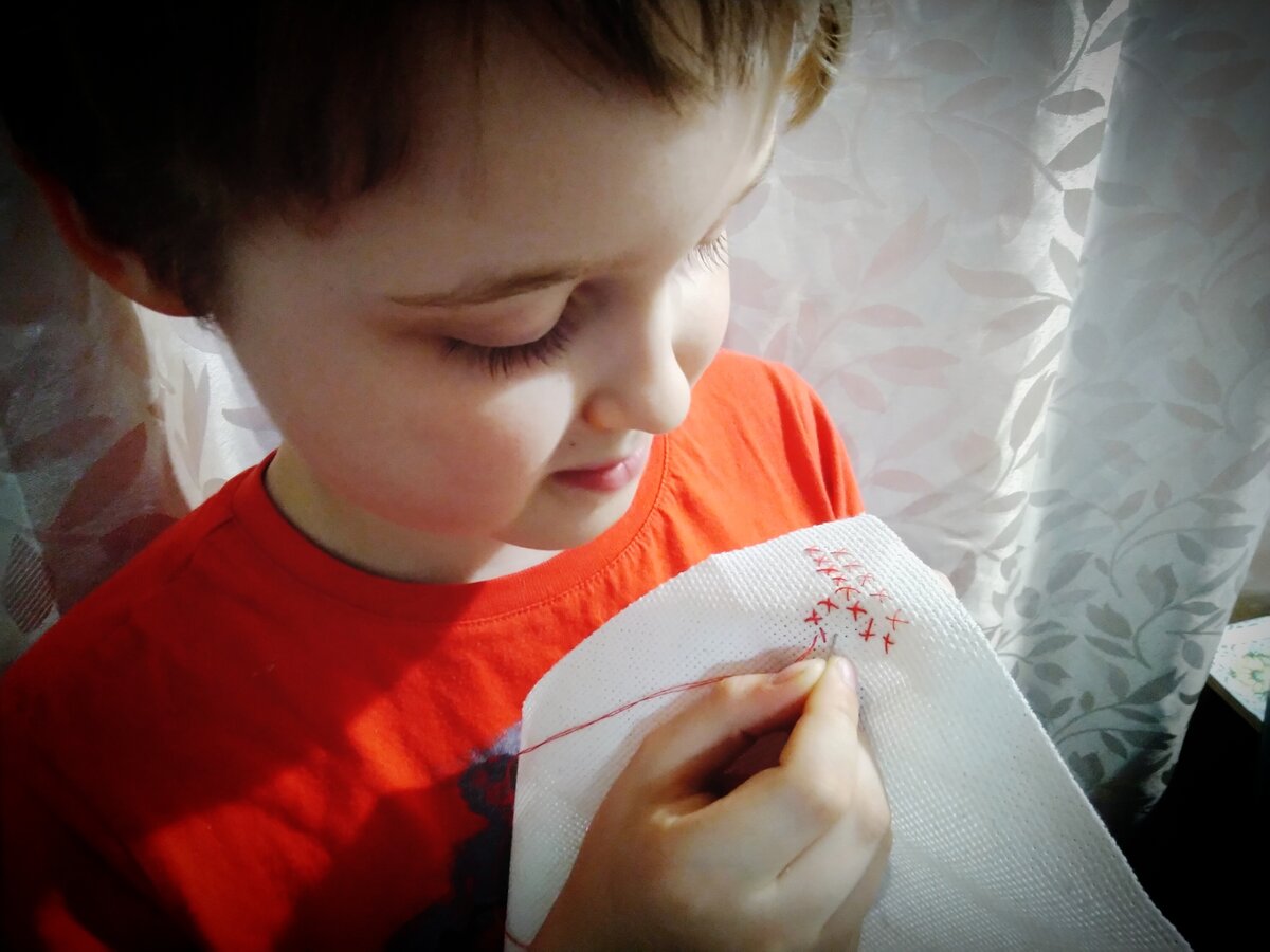 Вышил на уроке, как мог, зато сам. Фото автора