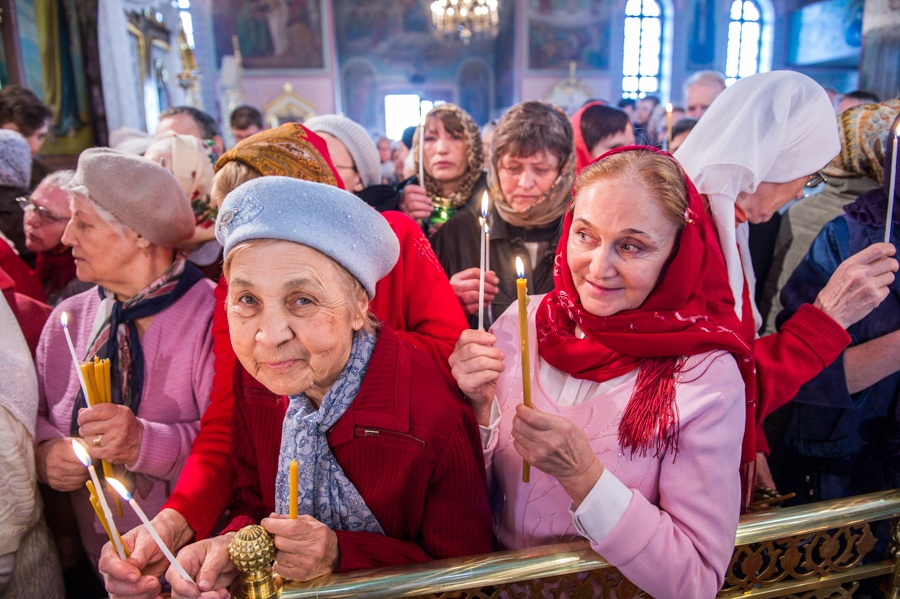 Люди в церкви. Бабулька в храме. Бабушка в церкви. Радостные люди в храме. Бабульки в церкви.