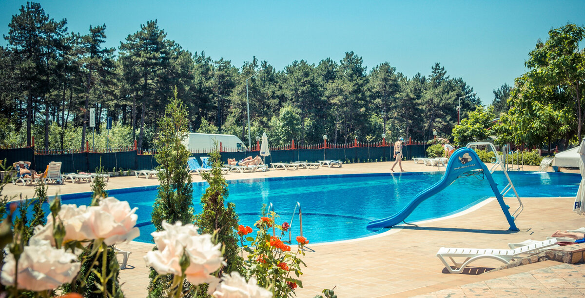 Раньше наш отель от моря отделял сосновый бор, а сейчас там стоит огромный отель Лукойла его возвели буквально за зиму. 