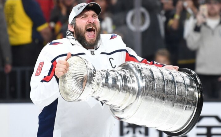 Александр Овечкин с Кубком Стэнли. 