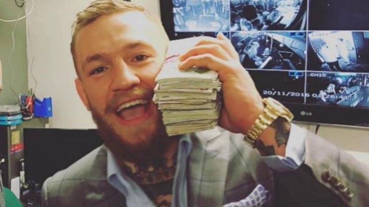 Ирландец с суммой крупных "зеленых" купюр