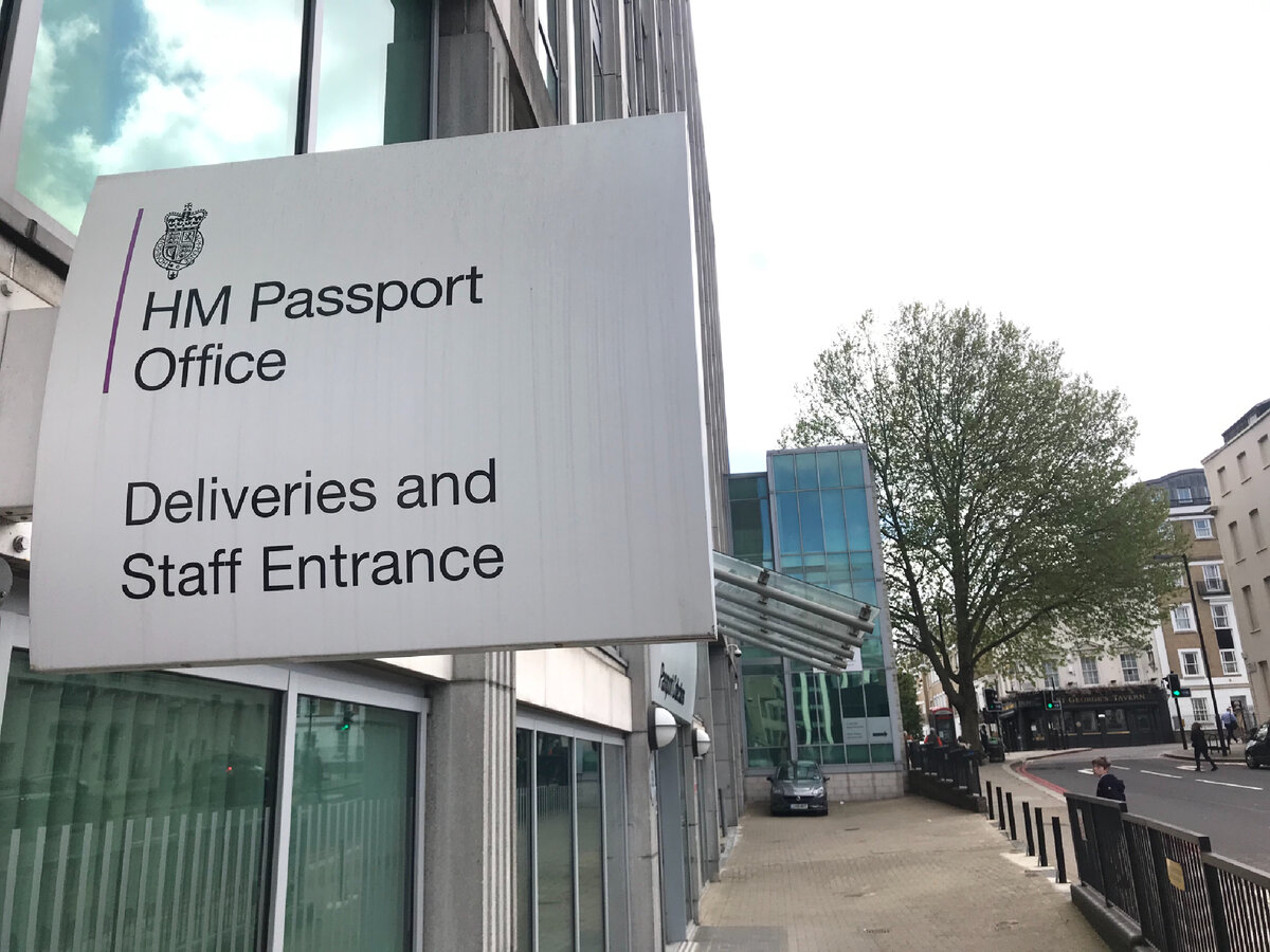 Вот в этом здании в Лондоне рядом с вокзалом Виктория выдают паспорта тем, кто хочет получить их быстрее, чем по почте. Фотография из личного архива.