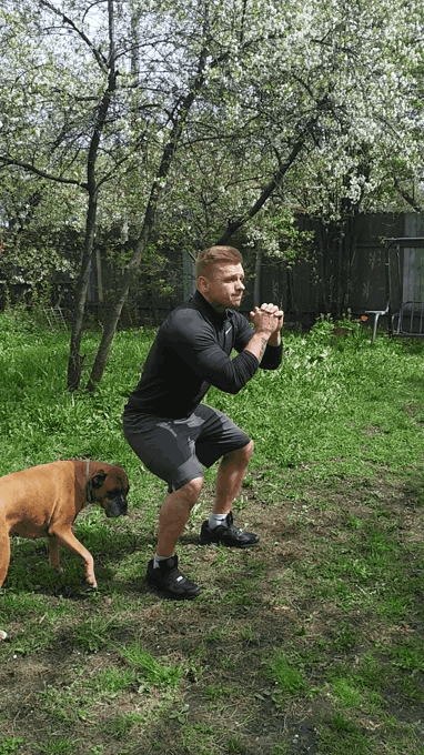 Приседы с наклонами. В наклоне постарайтесь расслабить спину и просто повисеть. Даже собаки поддерживают меня))