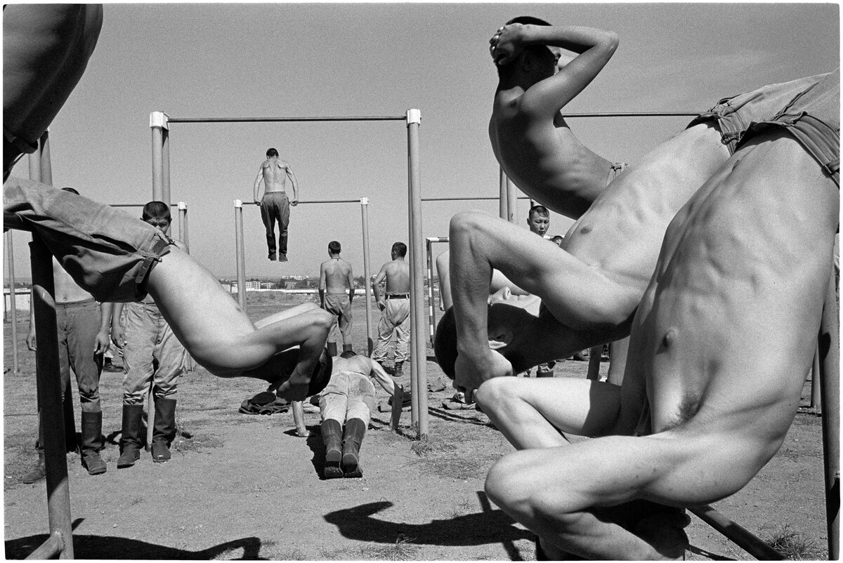 Физические нагрузки - это последнее, что определяет характер стрессовой среды в армейском подразделении