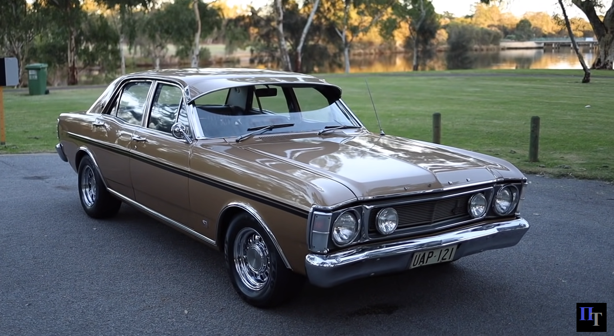 Ford xw Fairmont. Это более дорогая версия полноразмерного Ford xw Falcon и отличалась от него более роскошной внутренней отделкой с дополнительными опциями комфорта.