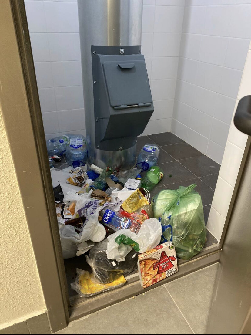 Мусорная урна на улице в 2 минутах, но это для слабаков.