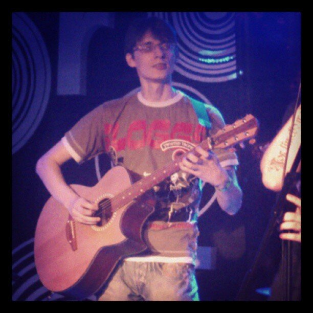 Играю на гитаре в каком-то местном клубе.