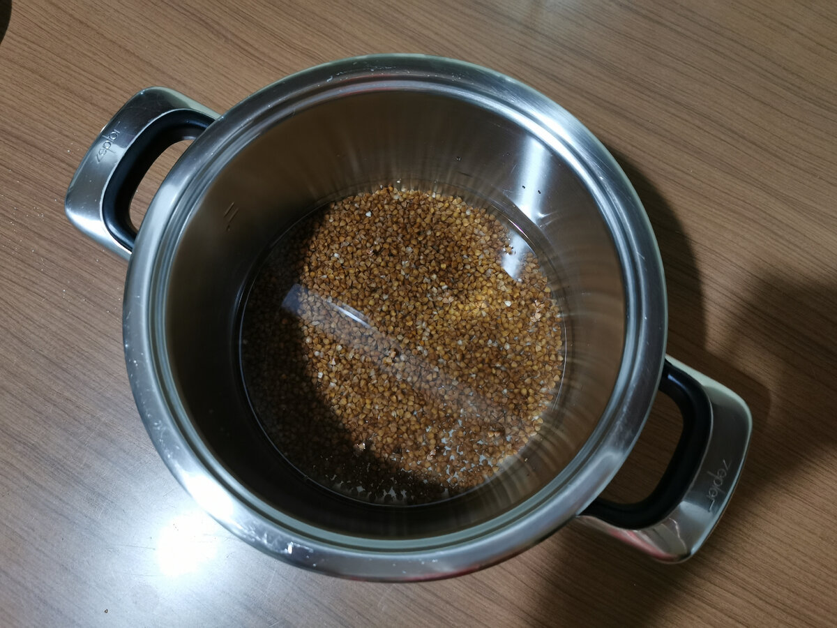 Вечером заливаю гречневую крупу кипяченой водой комнатной температуры и оставляю на всю ночь