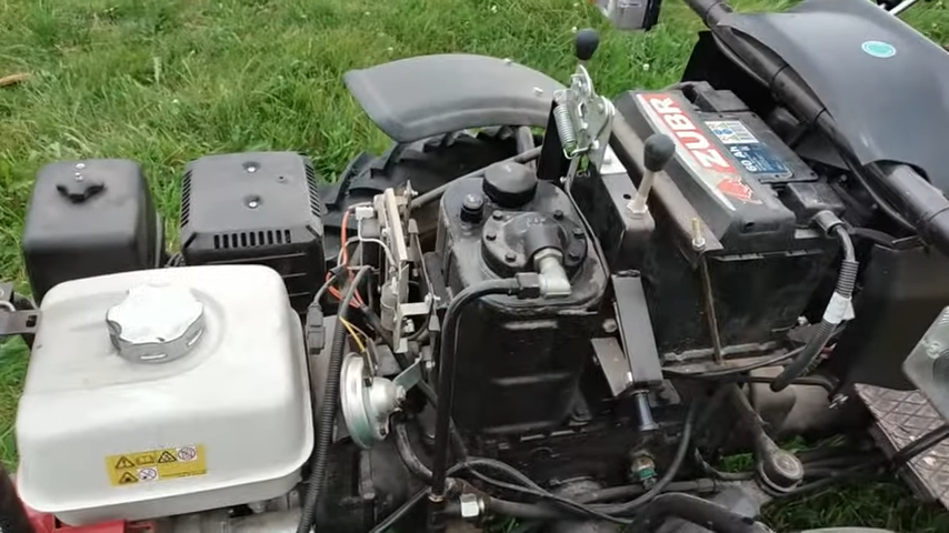 Под капотом у трактора бензиновый двигатель Honda GX 390