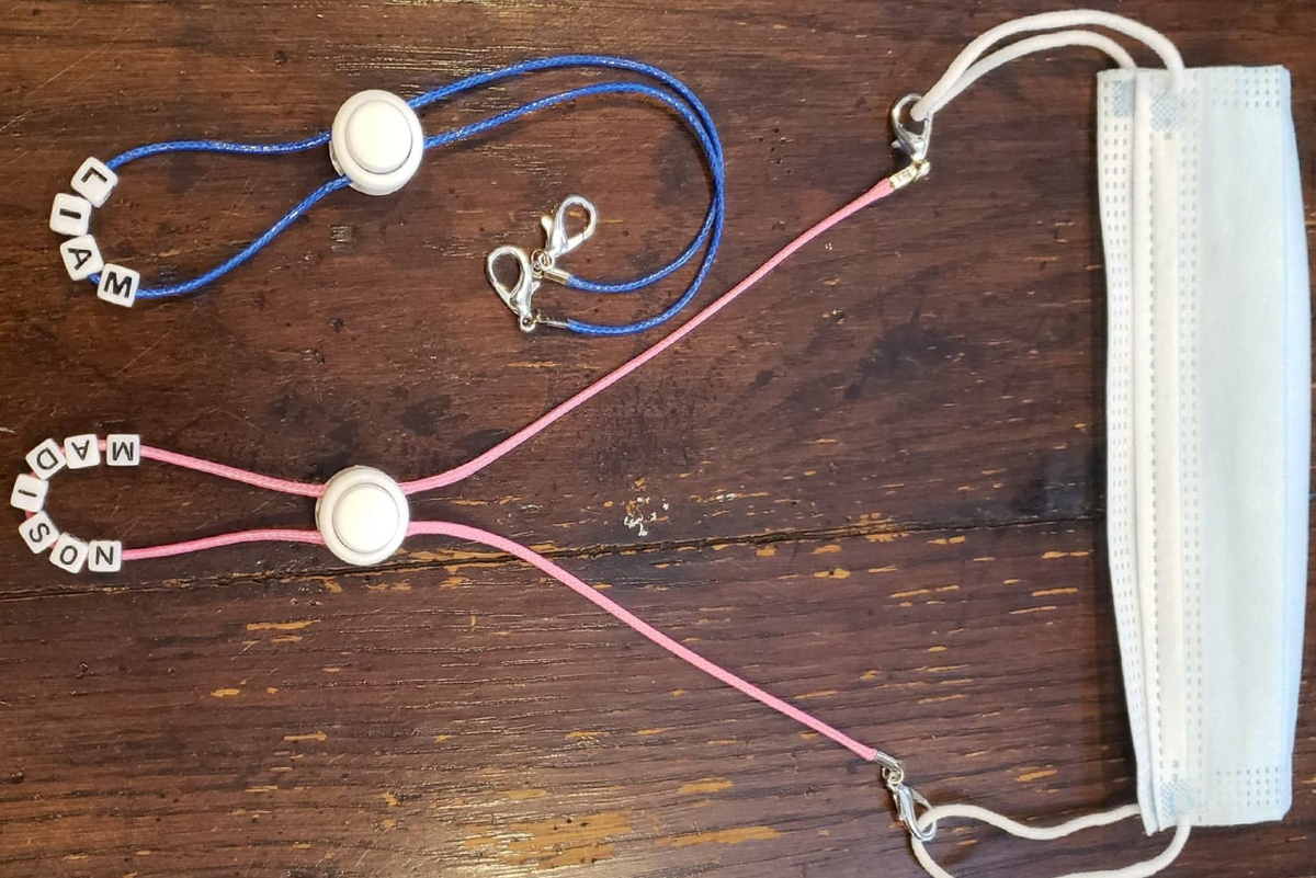 Девочкам можно дополнить шнурок яркими бусинами.