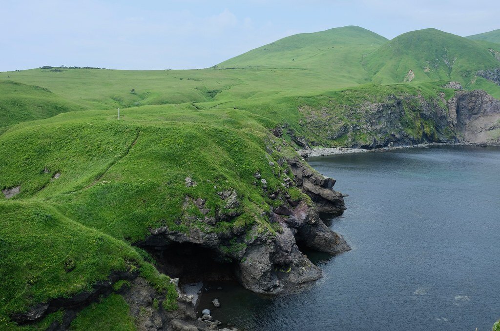 Курильские острова люди. Остров Шикотан Курильские острова. Бухта Солдатская Шикотан. Сахалин Шикотан.