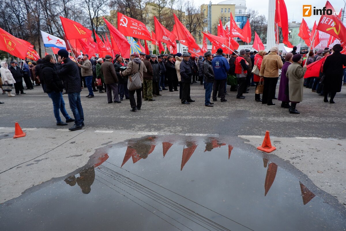 Событие 102. Демонстрация 7 ноября Хабаровск. Демонстрация коммунистов. Коммунисты в ряд. Локальный коммунист.